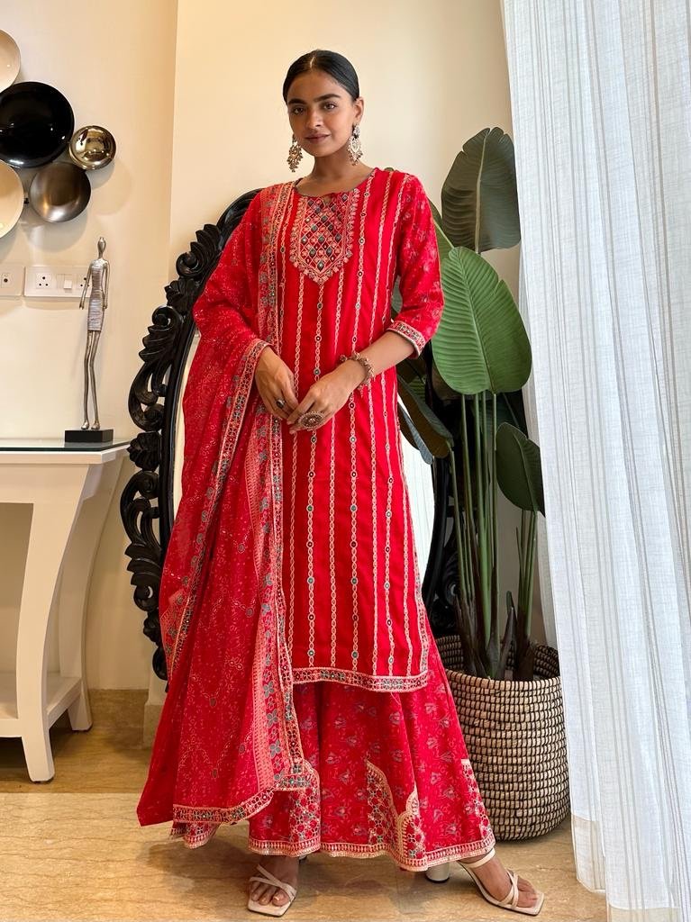 Red Mesmerising Gharara Set - Image 2