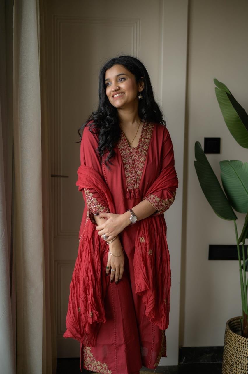 Shimmy Embroidered Premium Set- Red - Image 4