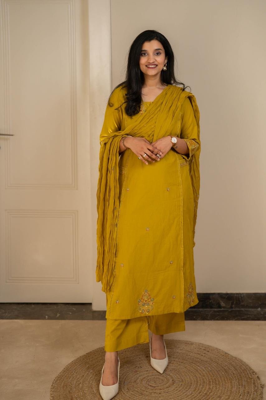 Kruti Embroidered Crushed Dupatta Set - Image 3