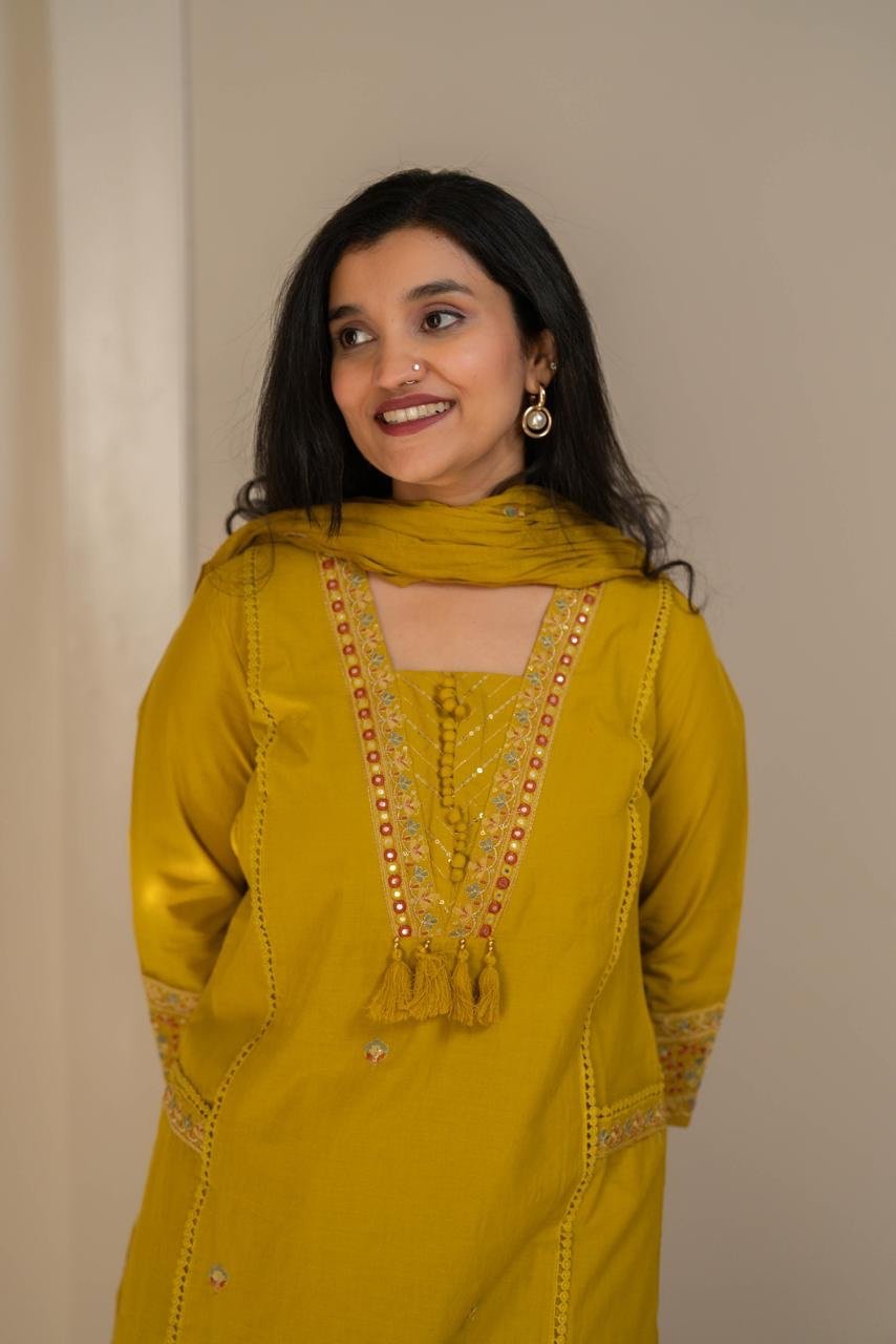 Kruti Embroidered Crushed Dupatta Set - Image 2